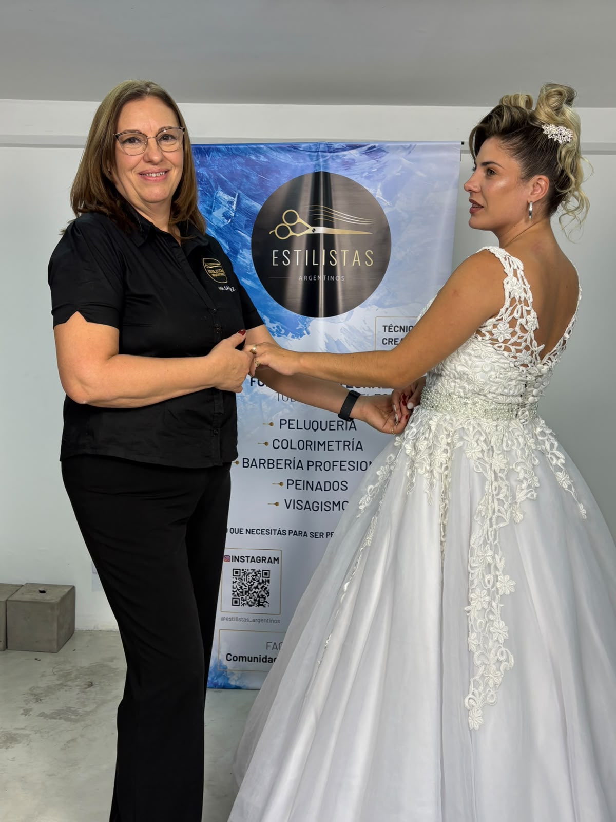 Ana Sánchez en capacitación profesional con peinado de novia
