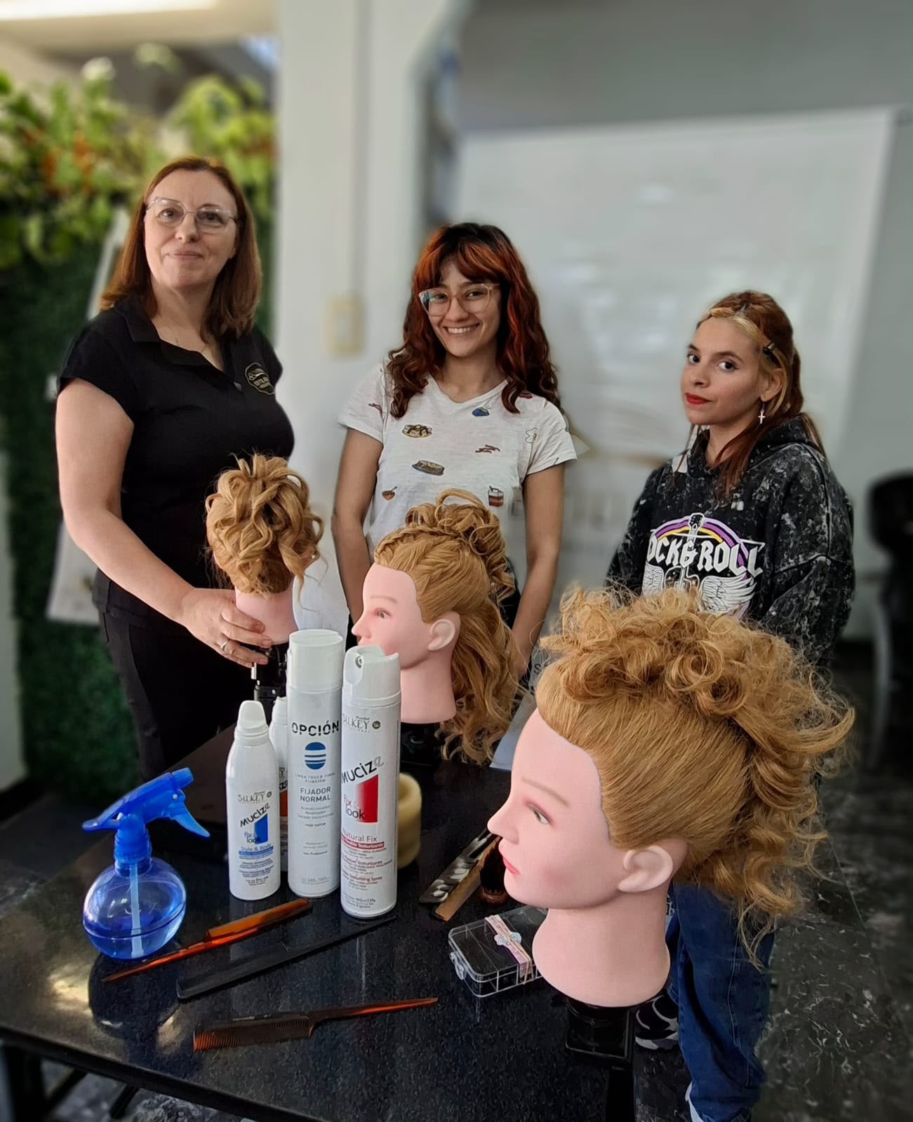 Alumnas de la academia practicando peinados y recogidos